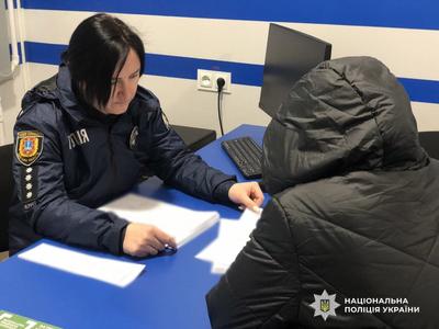 Стягнула 6-річного хлопчика з ліжка і вдарила по голові: виховательку центру реабілітації підозрюють у катуванні