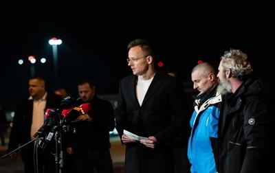 Фото: глава МЗС Угорщини Петер Сійярто показав двох полонених військових ЗСУ, яких передала РФ (face