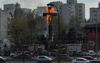У Польщі в Страсну п’ятницю загорівся 25-метровий хрест біля храму