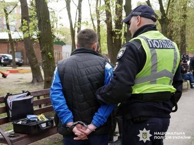 Стрілянина поміж будинків у Хмельницькому: поліція затримала чоловіка